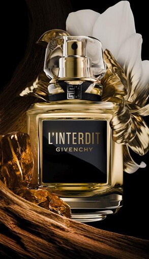 Givenchy L&apos;Interdit parfüm – elegáns arany-fekete üveg fehér virágokkal és borostyán háttérrel, luxus női illat.