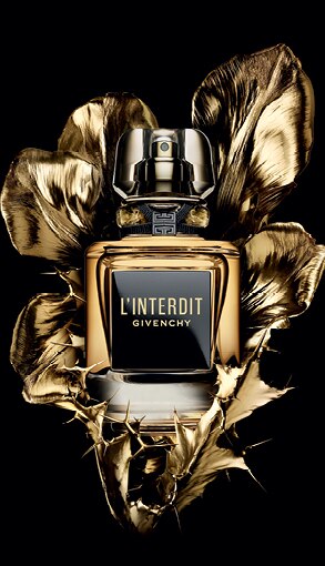 Givenchy L&apos;Interdit parfüm – elegáns üveg arany virágokkal, fekete háttér előtt, luxus illat nőknek.