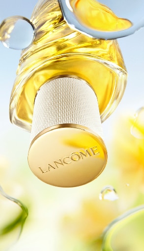 Lancôme parfüm elegáns üvegben, arany kupakkal és sárga illattal, világos háttéren – prémium női illat