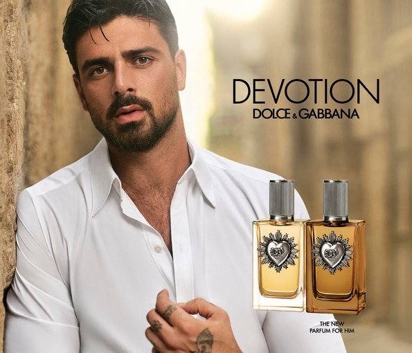 Dolce &amp; Gabbana Devotion férfi parfüm reklám – fehér inget viselő modell és két parfüm üveg kültéri háttérrel.