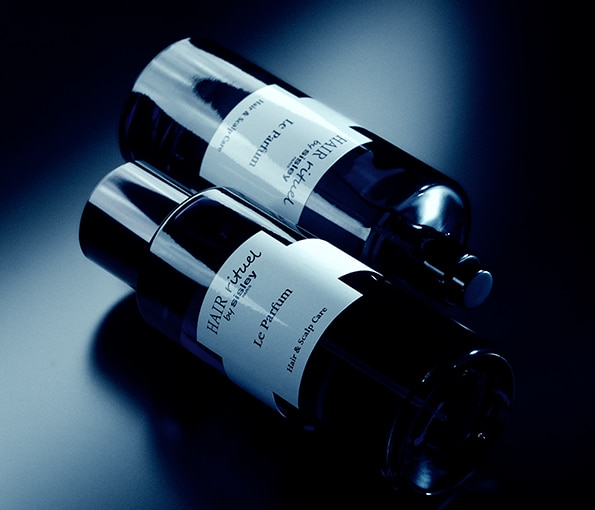 Hosszú, fényes vörös haj elegáns fekete ruhában, prémium stílus és luxus megjelenés, Hair Rituel by Sisley inspiráció