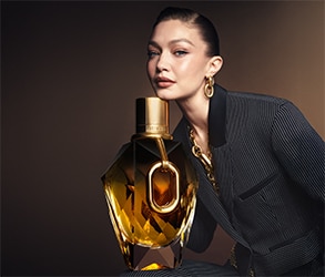 Rabanne Million Gold Parfum – elegáns női modell arany ékszerekkel és luxus parfüm üveggel, prémium illat bemutatása