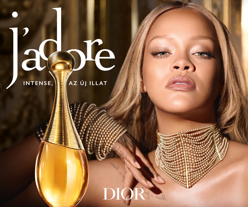 Marionnaud_800x667px_Jadore_HU.jpg Dior J’adore Intense női parfüm, arany színű ikonikus üveg luxus kampányvizuálban.
