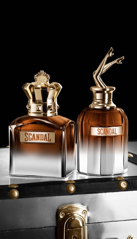 Jean Paul Gaultier Scandal parfümök luxus arany részletekkel, elegáns üvegben fekete háttér előtt.