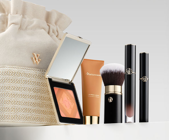 SMALL-TILES-desk-edito.jpg Marionnaud sminkszett ecsettel, pirosítóval, rúzsokkal és textil neszesszerrel