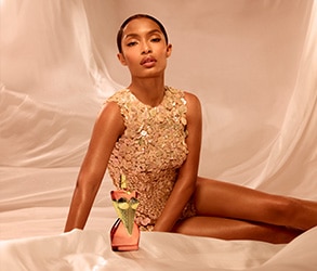 04-jpg-gaultier-divine-marionnaud-one-grid-small-293x250.jpg Jean Paul Gaultier Divine női parfüm kézben tartva, luxus kampányvizuál.