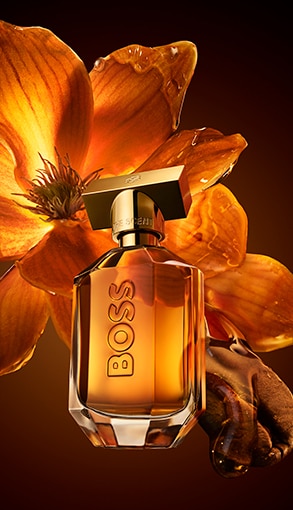HBO_SCENT_EDPI_W_26_marionnaud-one-grid-293x510-01.jpg Hugo Boss The Scent női parfüm elegáns borostyánszín üvegben, narancssárga virágmotívummal.