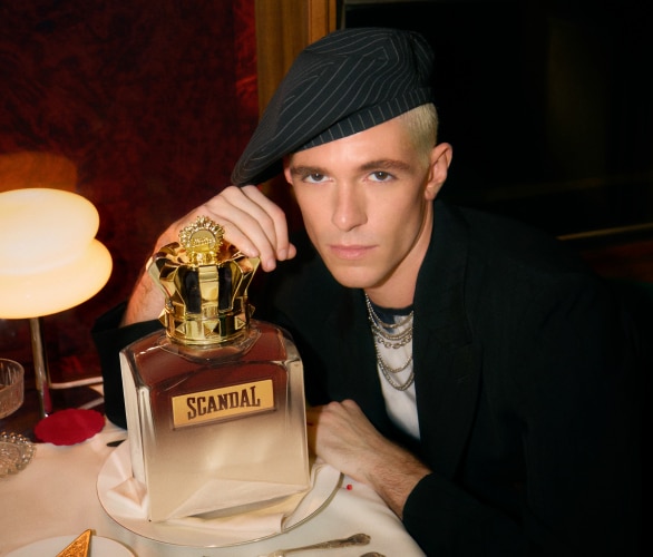 Luxus Scandal férfi parfüm elegáns asztalon, modern divatos kiegészítőkkel.