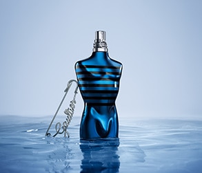 01-jpg-le-male-in-blue-one-grid-small-293x250.jpg Jean Paul Gaultier Le Male In Blue férfi parfüm ikonikus kék üveg vízfelszínen