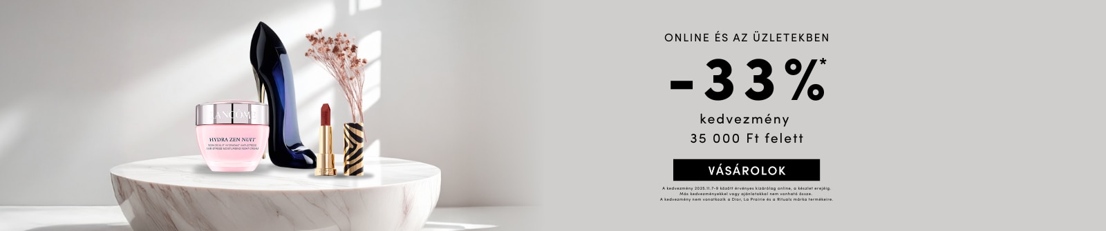 Online kedvezmény 33% 35 000 Ft feletti vásárlás esetén, érvényes 2025.11.7–9. A képen Lancôme Hydra Zen Nuit krém, parfüm cipő alakban és rúzs világos háttéren.