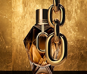 Rabanne Million Gold Parfum – aranyszínű, ékszerszerű parfüm üveg arany lánccal és luxus háttérrel, az új illat felfedezésére.