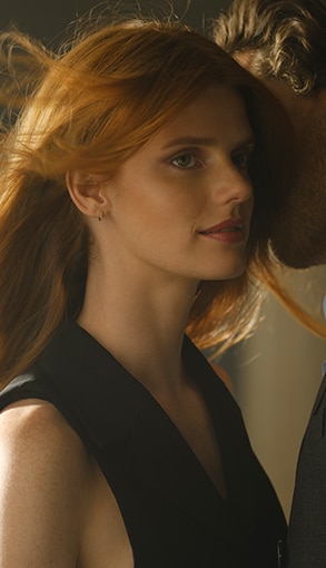 Hosszú, fényes vörös haj elegáns fekete ruhában, prémium stílus és luxus megjelenés, Hair Rituel by Sisley inspiráció