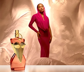 01-jpg-gaultier-divine-marionnaud-one-grid-small-293x250.jpg Jean Paul Gaultier Divine női parfüm rózsaszín üvegben, divatinspirált környezetben.