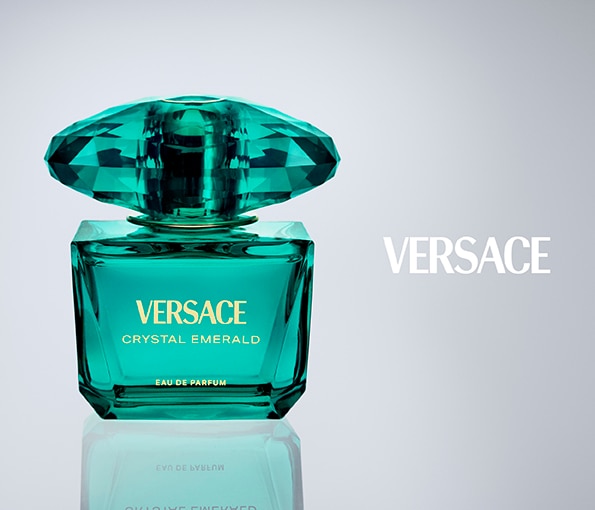 agency_14_VCE_595x510_packshot.jpg Versace Crystal Emerald parfüm türkiz, ékkő formájú üvegben, világos háttéren