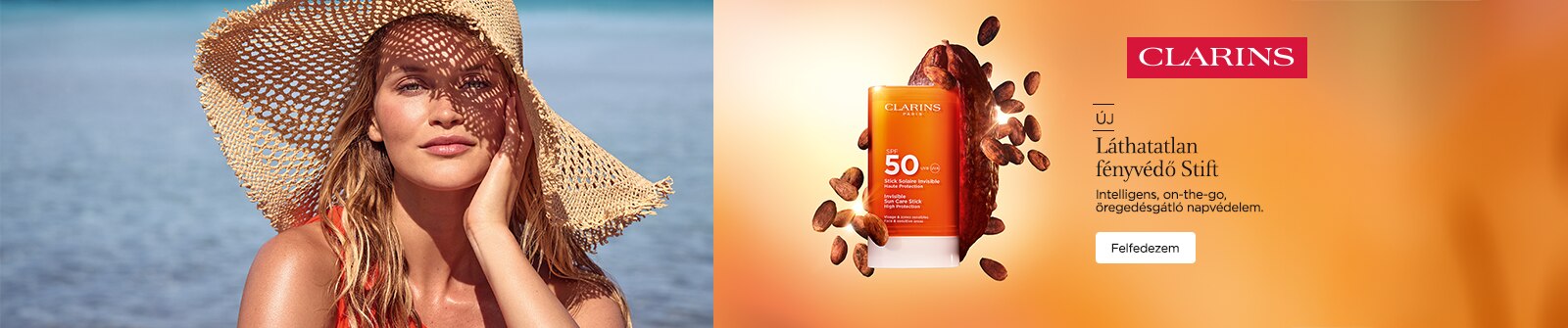 1600x335px-Sun-Stift-Desktop.png Clarins Láthatatlan fényvédő Stift SPF 50 – intelligens, hordozható, öregedésgátló napvédelem tengerparti háttérrel és kakaóbabos termékmegjelenítéssel.