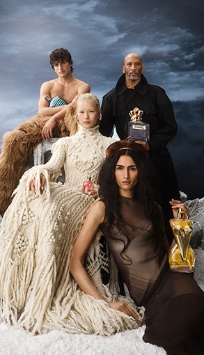 Luxus parfümök és exkluzív divatbemutató elegáns, művészi kompozícióban prémium ajándékötletekhez.