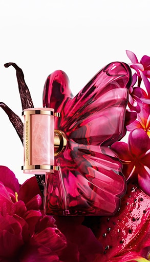Carolina Herrera La Bomba parfüm – rózsaszín pillangó alakú üveg, virágokkal és vaníliarúddal, Marionnaud webáruház