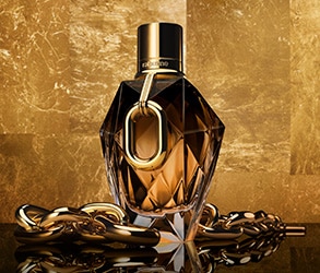 Rabanne Million Gold Parfum – luxus parfüm arany lánccal, barna-arany üvegben, fényes háttéren