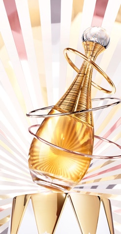 246x476px_Grid_1_Xmas_Jadore.jpg Dior J’adore parfüm arany üvegben, elegáns spirál díszítéssel és ünnepi háttérrel – vásárolj online.