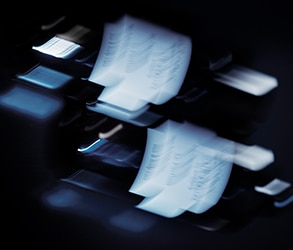 Hair Rituel by Sisley Le Parfum fekete üveg kreatív, elmosódott fényhatásokkal, luxus haj- és fejbőrápoló illat modern stílusban.