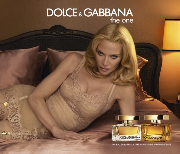 DG_Female.png Dolce & Gabbana The One Eau de Parfum kampánykép két luxus parfümüveggel