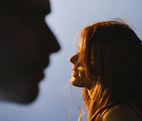 Hosszú, fényes vörös haj oldalnézetben, természetes fényben, prémium hajápolás és elegancia megjelenítése.