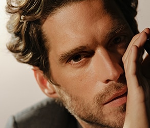 Hair Rituel by Sisley Le Parfum fekete üveg közelről, elegáns megvilágításban, prémium haj- és fejbőrápoló illat.