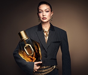 Rabanne Million Gold Parfum – aranyszínű parfüm elegáns női megjelenéssel, luxus ékszerekkel és geometrikus dizájnnal.