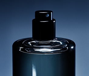 Hair Rituel by Sisley Le Parfum elegáns fekete üveg parfüm szórófej közelről, luxus haj- és fejbőrápoló illat.