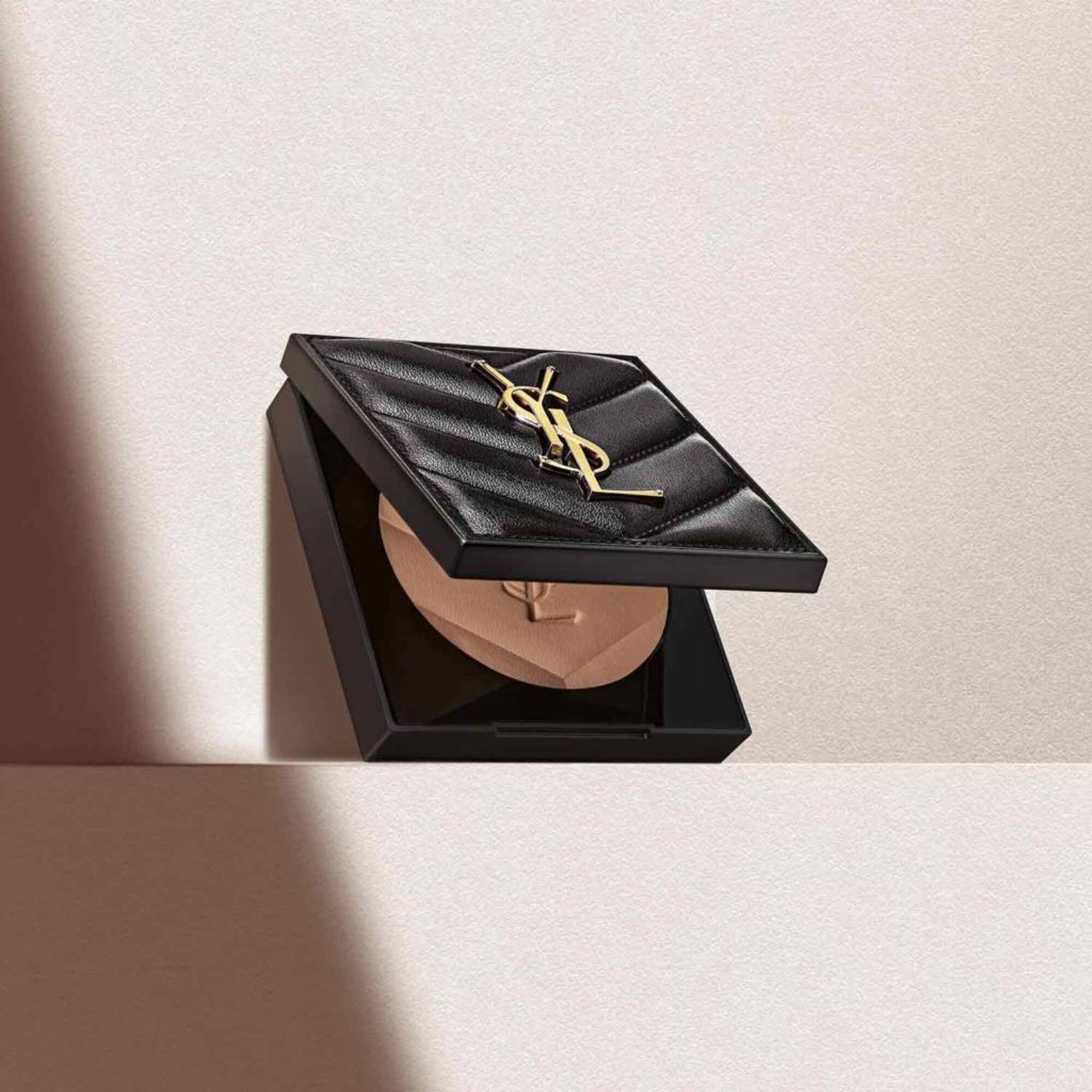 YVES SAINT LAURENT HYPER FINISH ALL HOURS HYPER FINISH Púder 1 of 3