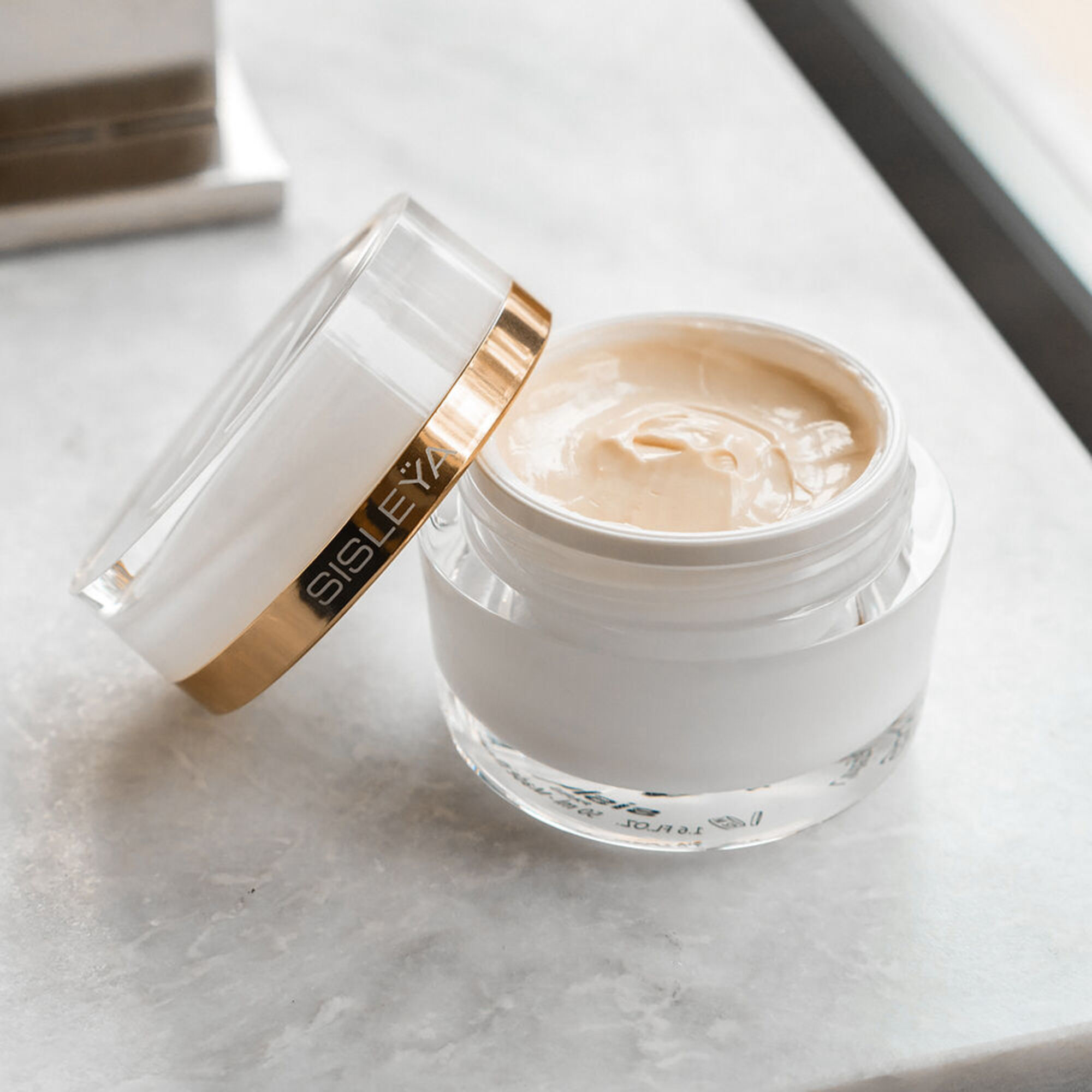 Sisleya L integral Anti age Face Discovery Program